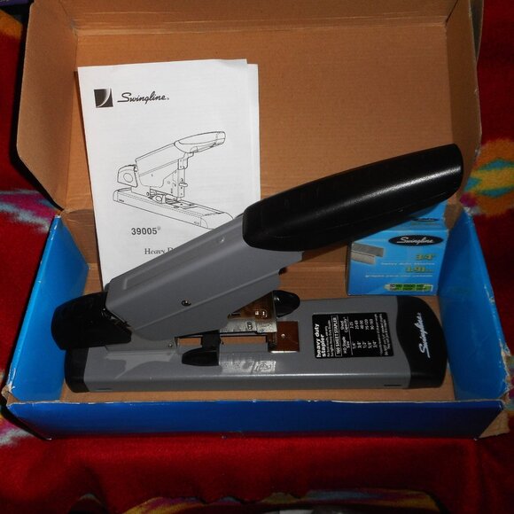 Swingline Deluxe Heavy-Duty Stapler 160-Sheet Capacity Model #39005 - Picture 4 of 7